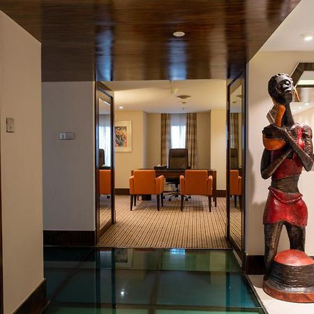 Lagos Continental Hotel Bagian luar foto The interior of a suite at the Taj Bengal