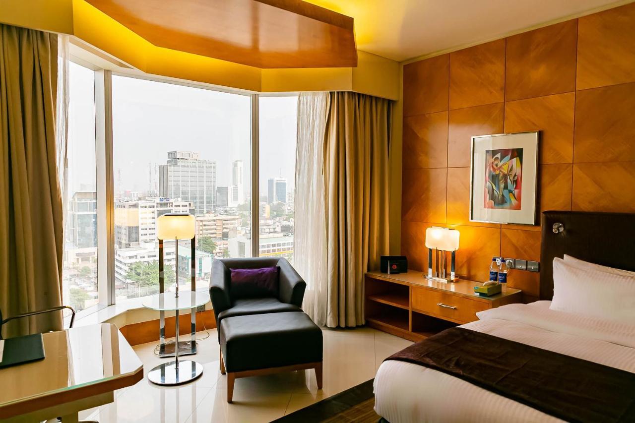 Lagos Continental Hotel Bagian luar foto A room at the hotel
