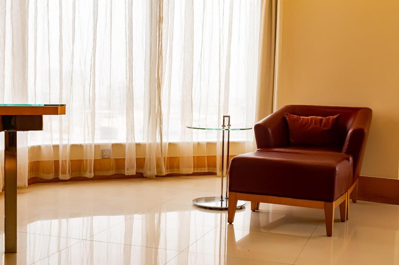Lagos Continental Hotel Bagian luar foto A room at the hotel