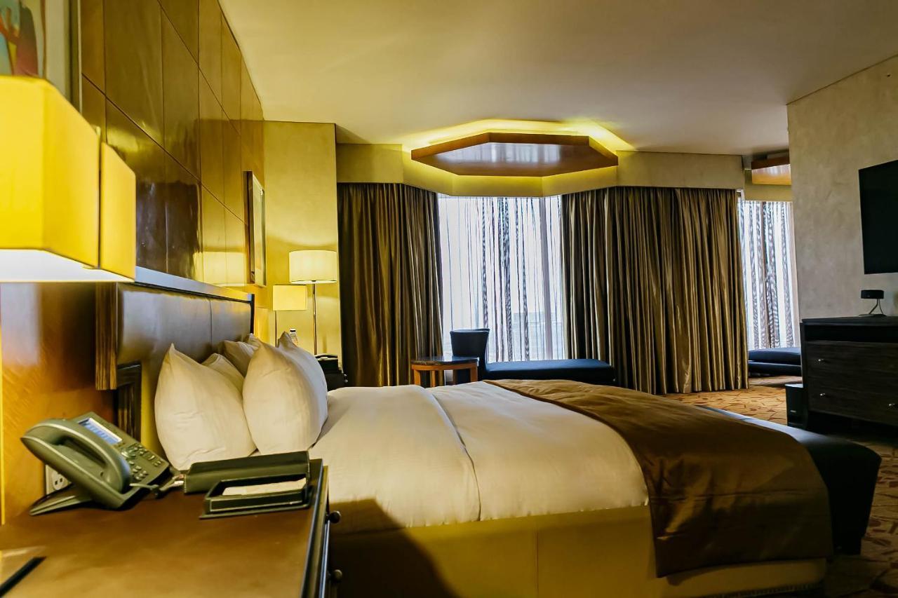 Lagos Continental Hotel Bagian luar foto A room at the hotel