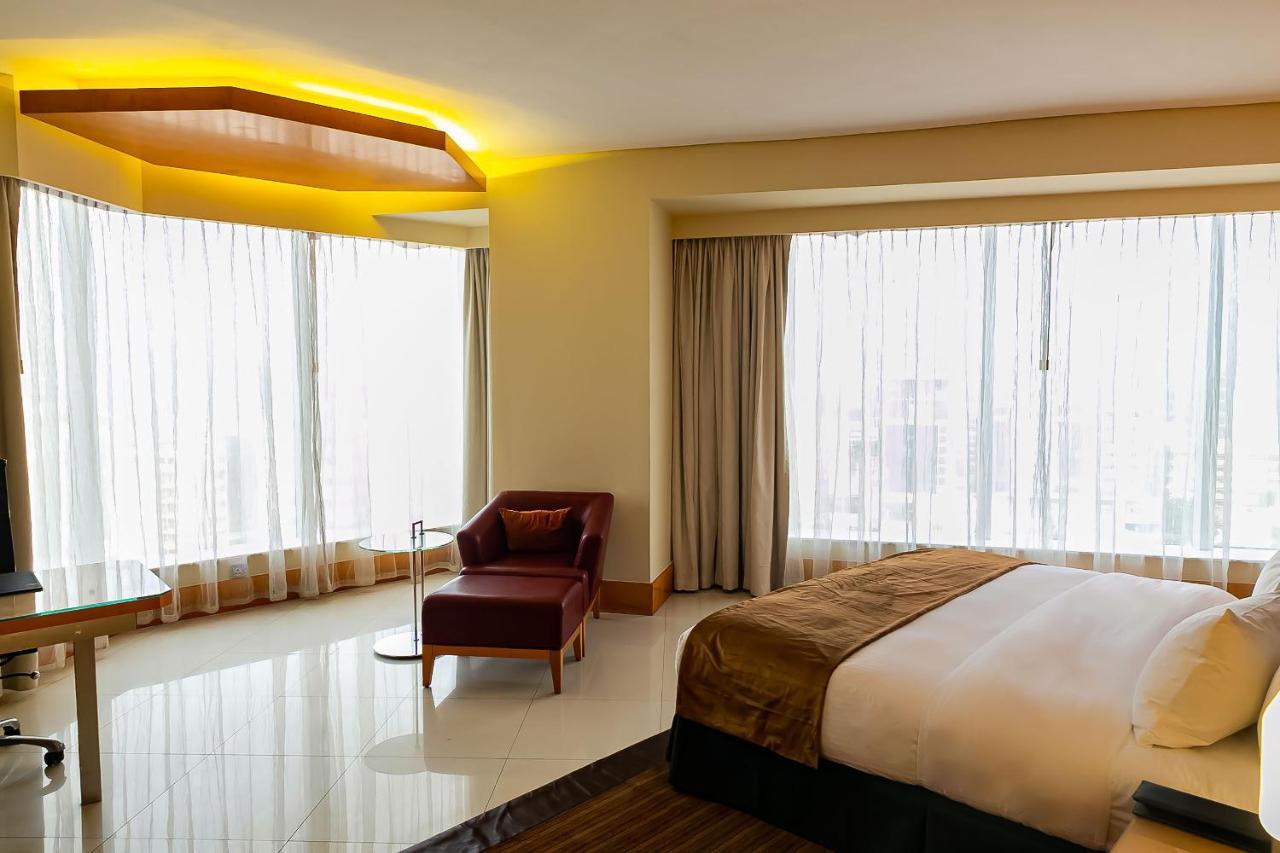 Lagos Continental Hotel Bagian luar foto A bedroom at the hotel