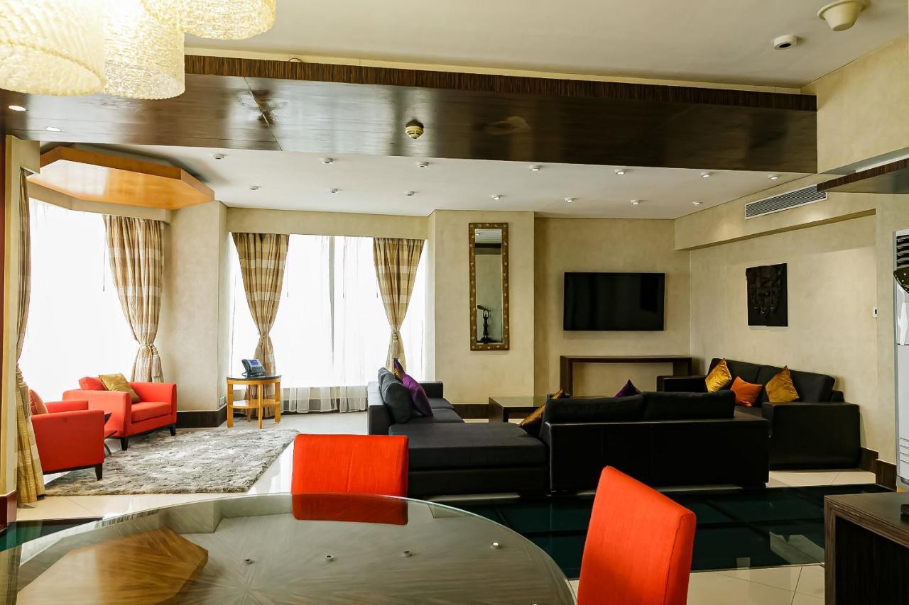 Lagos Continental Hotel Bagian luar foto A living room in a luxury apartment