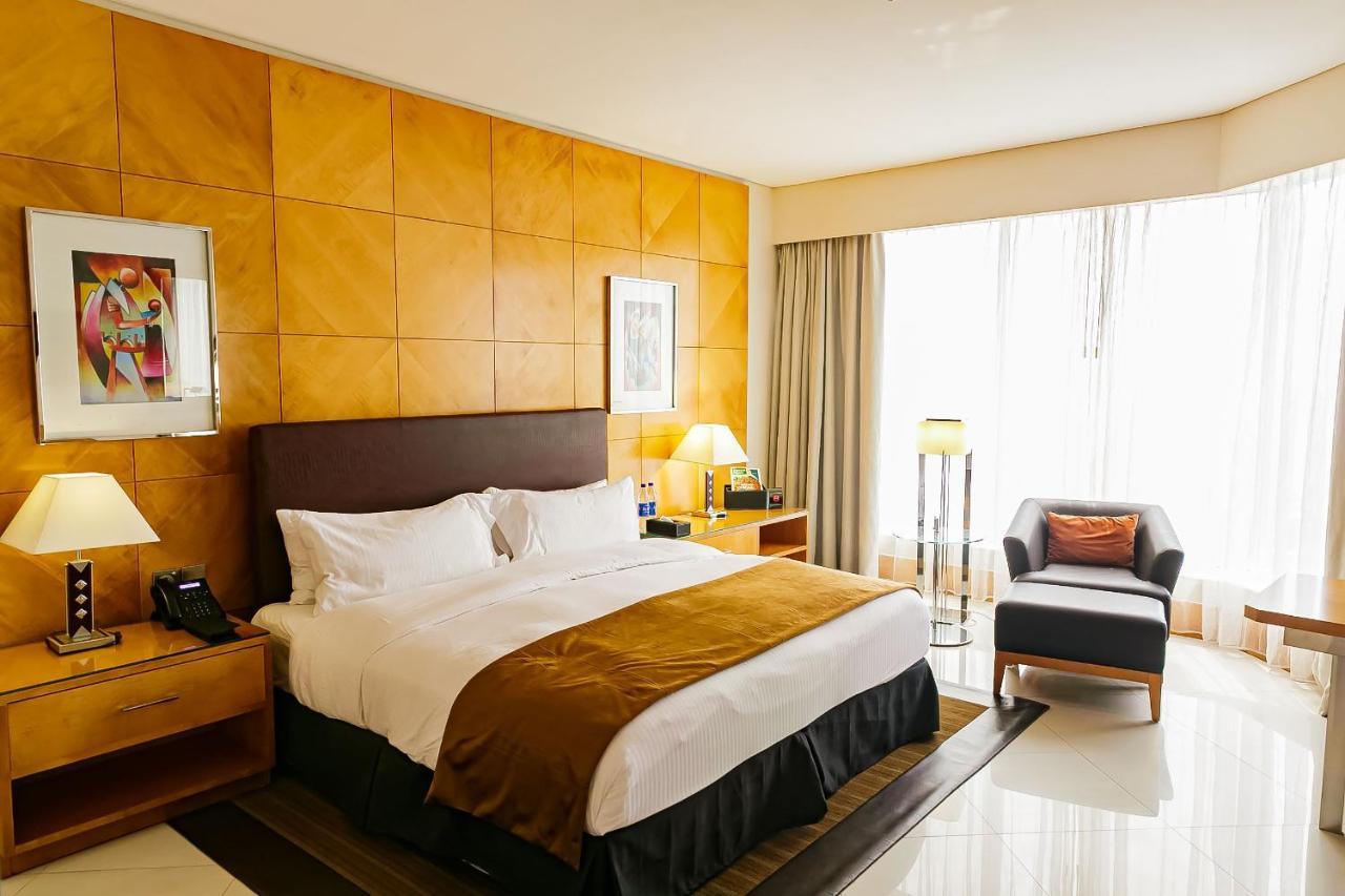 Lagos Continental Hotel Bagian luar foto A bedroom at the hotel