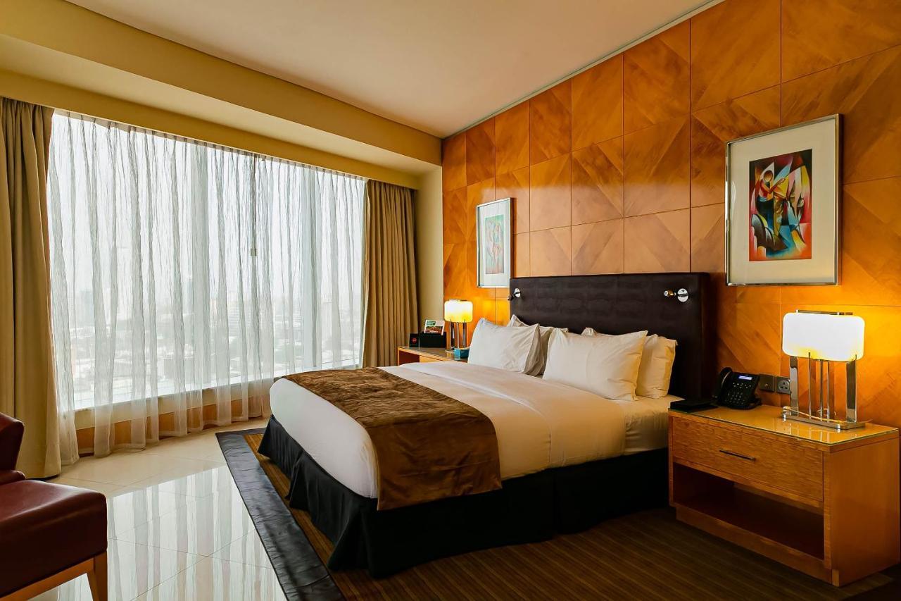 Lagos Continental Hotel Bagian luar foto A bedroom at the Ritz-Carlton, Dubai