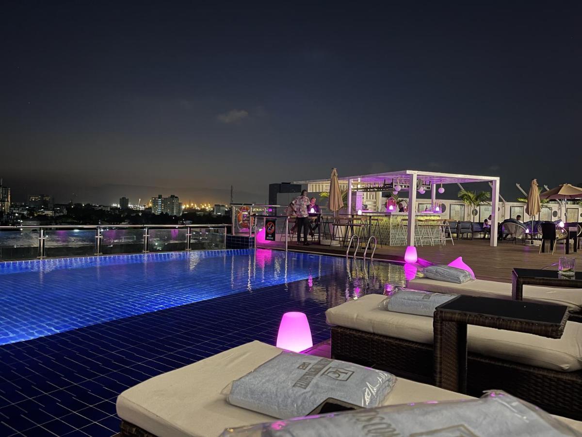 Lagos Continental Hotel Bagian luar foto The rooftop pool at the hotel