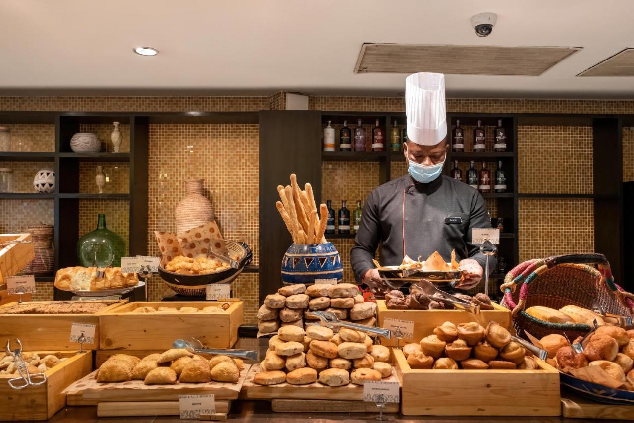 Lagos Continental Hotel Bagian luar foto A pastry chef at work
