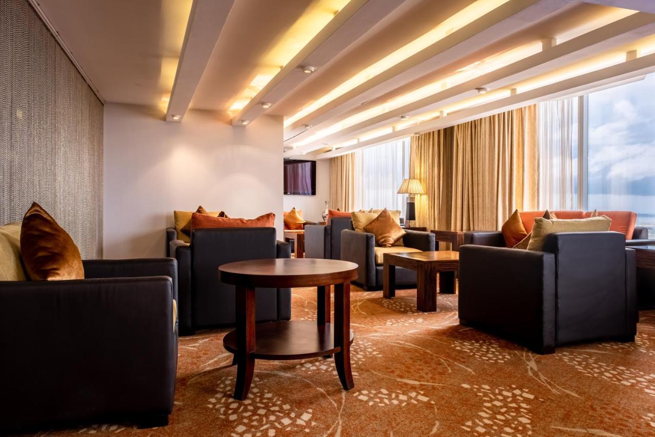 Lagos Continental Hotel Bagian luar foto The Club lounge at Hong Kong International Airport