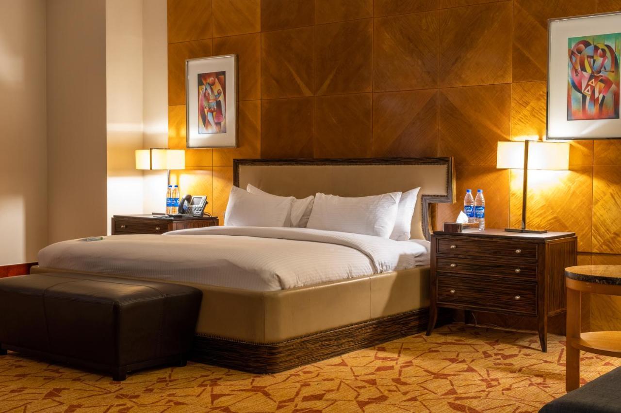 Lagos Continental Hotel Bagian luar foto A bedroom at the Fairmont