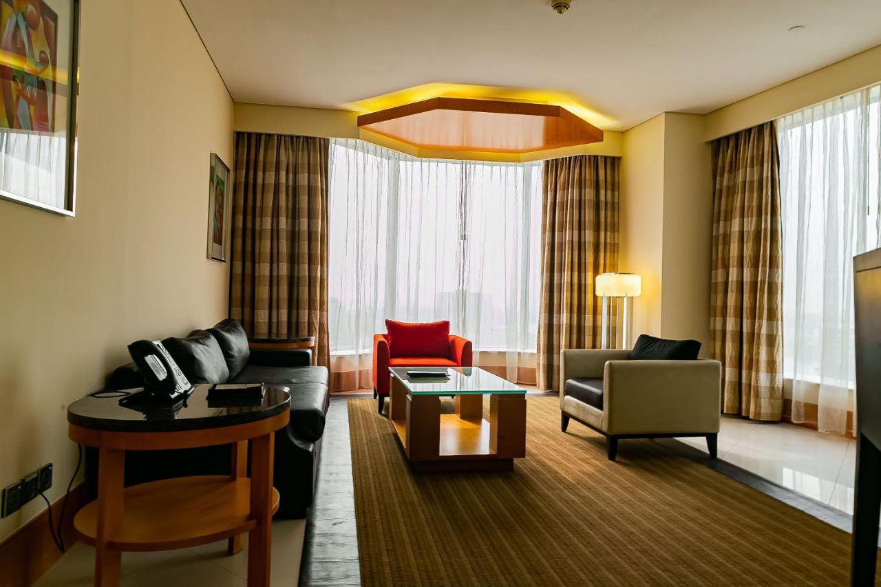 Lagos Continental Hotel Bagian luar foto Living room of a suite at the hotel