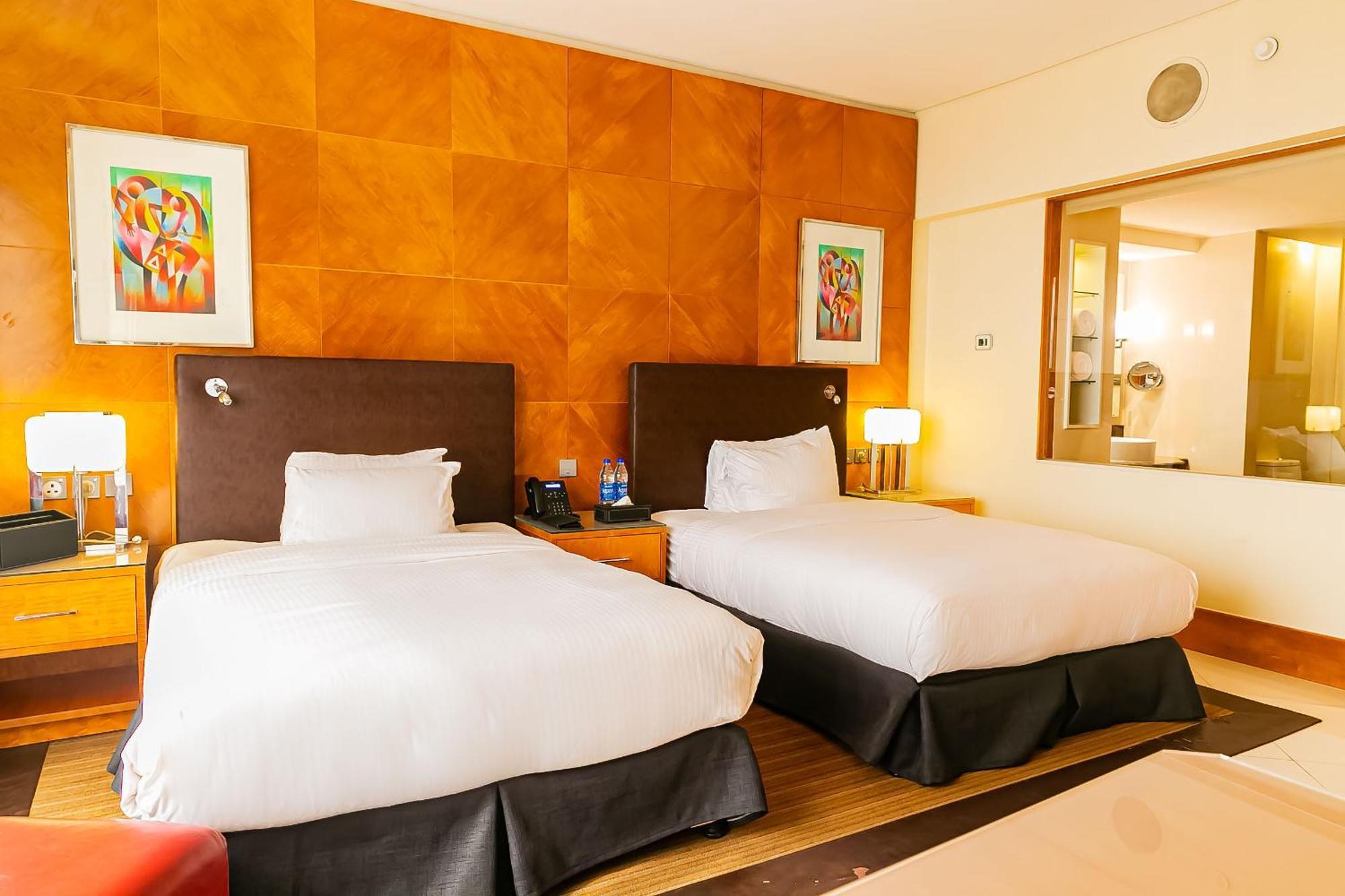 Lagos Continental Hotel Bagian luar foto A room at the hotel