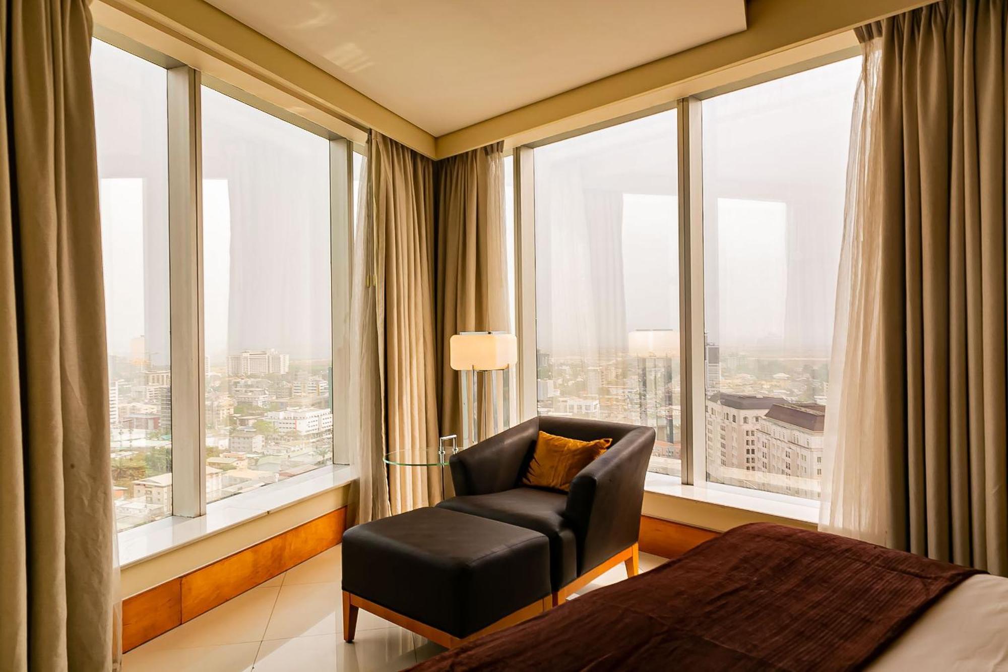 Lagos Continental Hotel Bagian luar foto A room at the Ritz-Carlton, Dubai