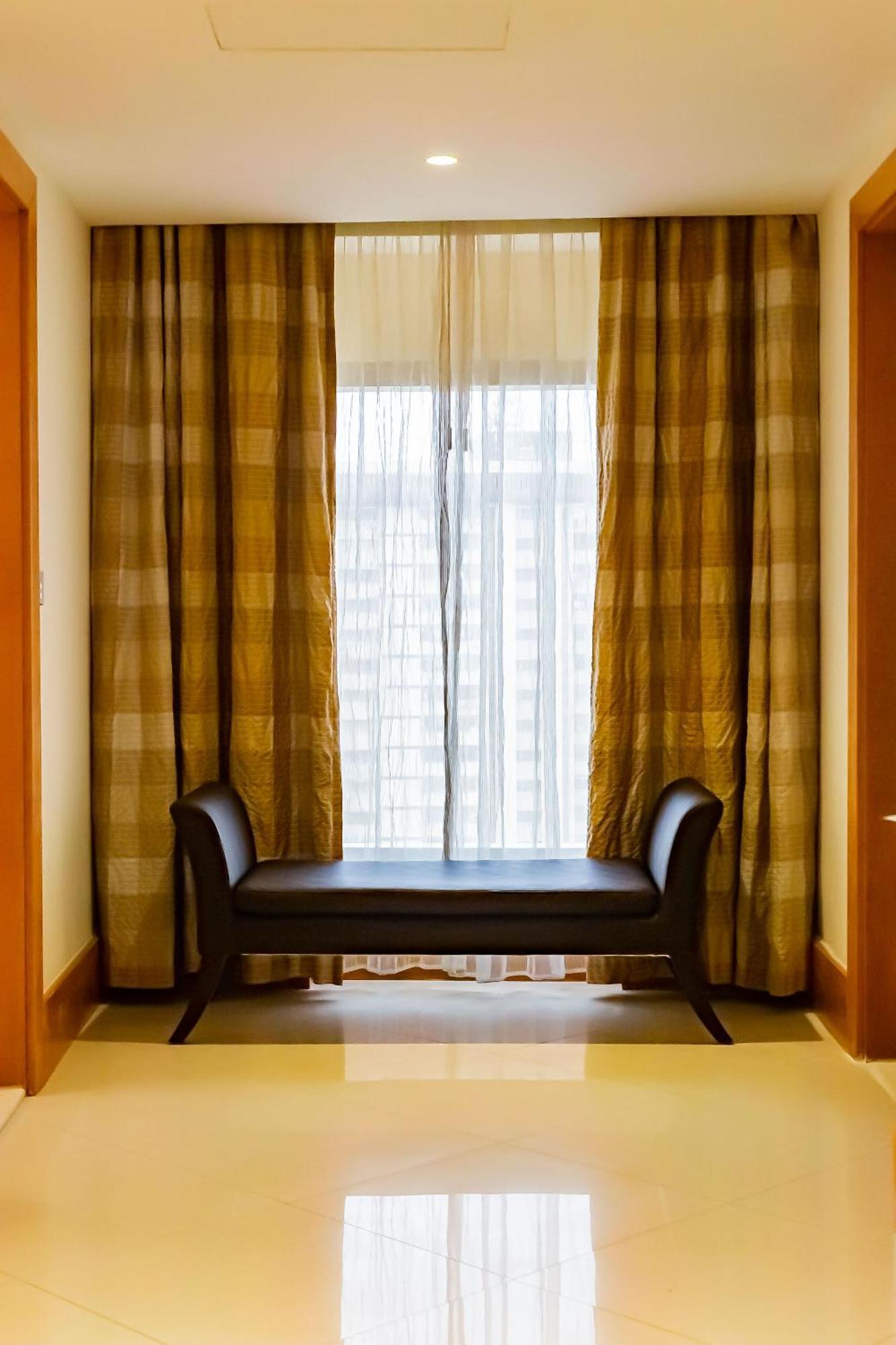 Lagos Continental Hotel Bagian luar foto Window seat with a settee