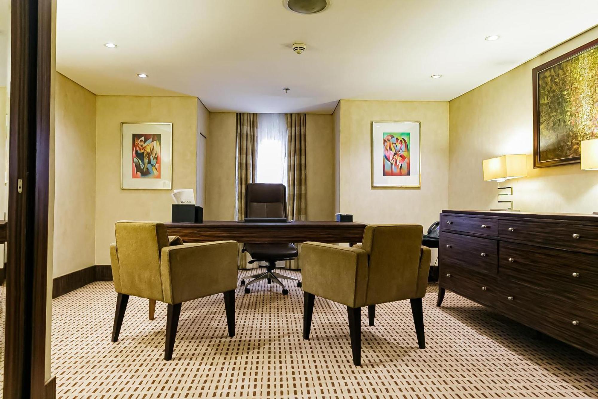 Lagos Continental Hotel Bagian luar foto A typical office at the Four Seasons Hotel, London