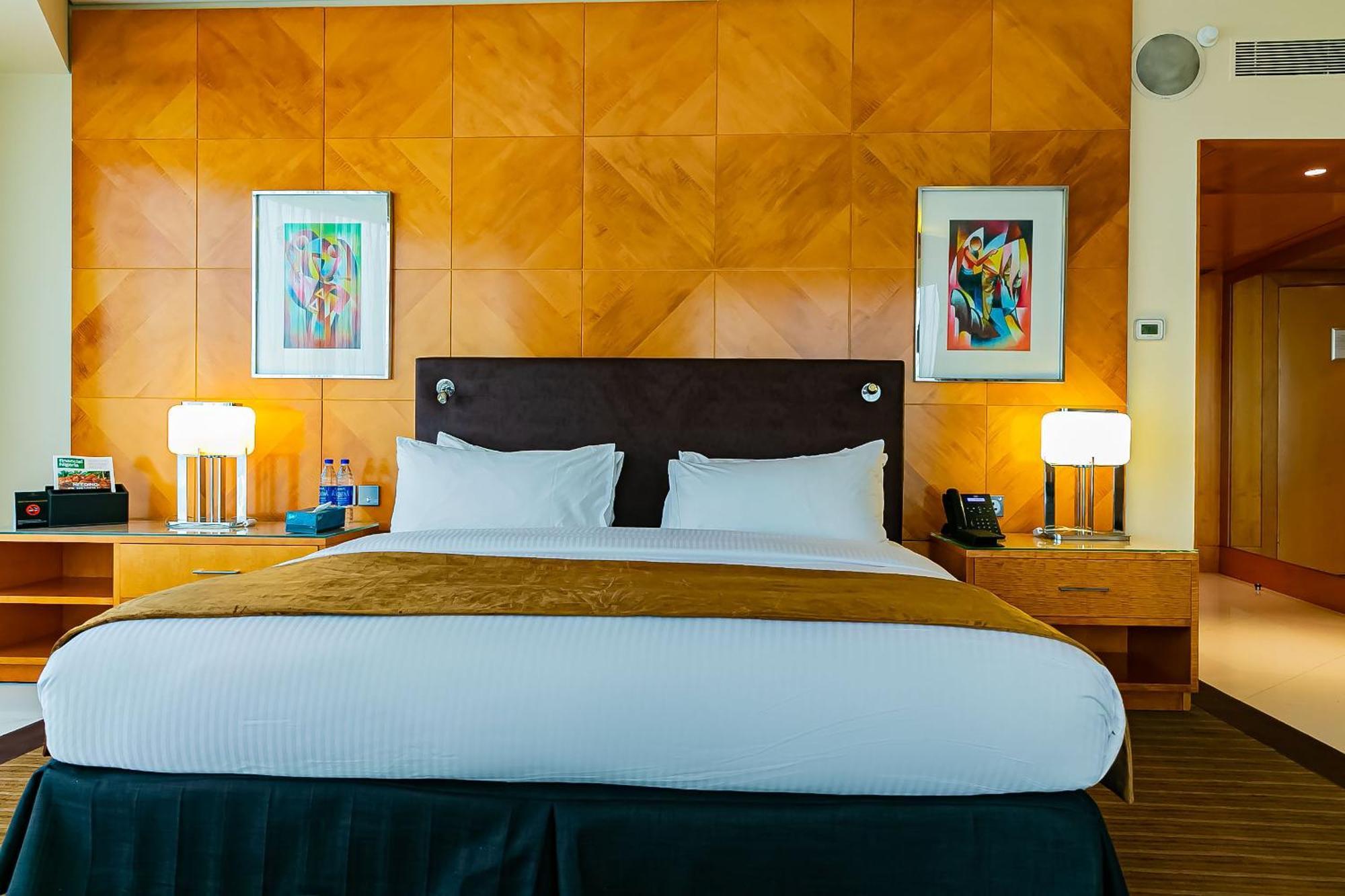 Lagos Continental Hotel Bagian luar foto A bedroom at the hotel