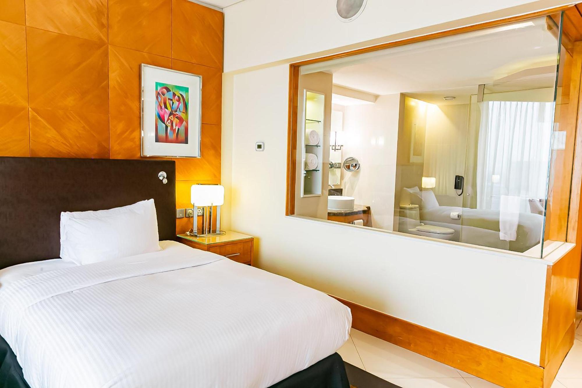Lagos Continental Hotel Bagian luar foto A room at the hotel