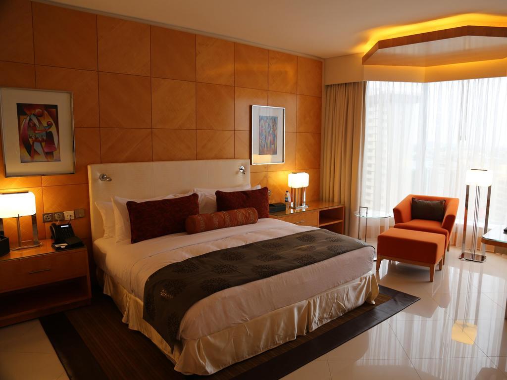 Lagos Continental Hotel Bagian luar foto A bedroom at the hotel