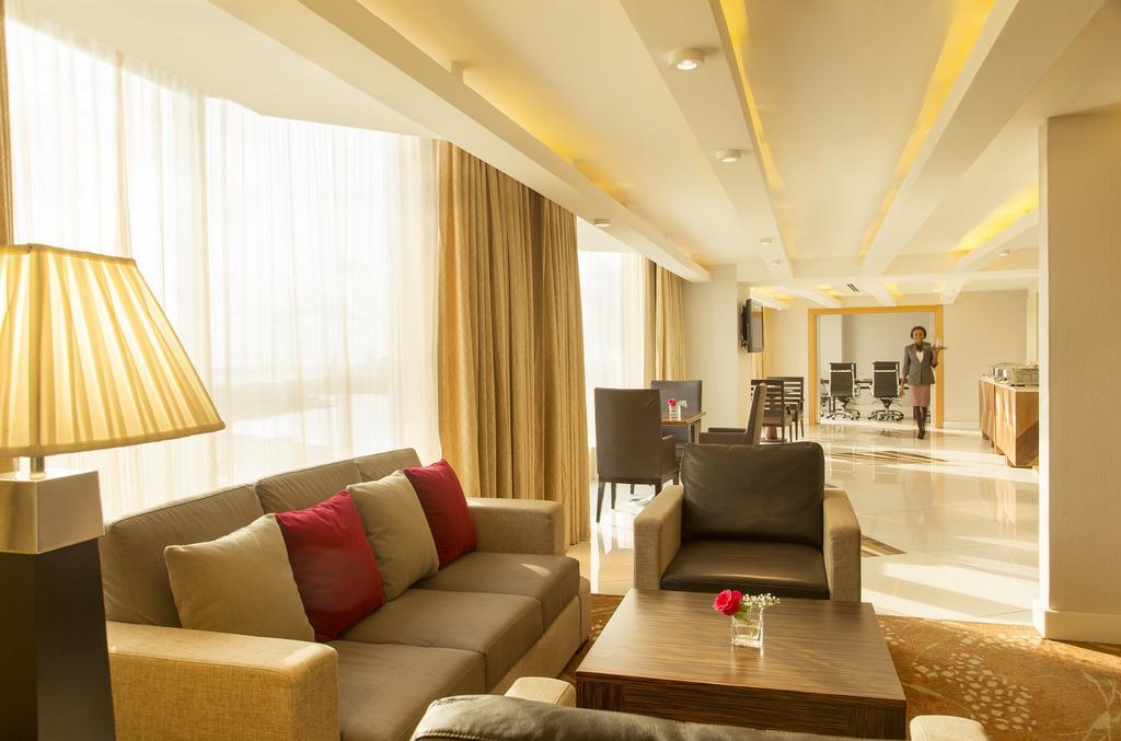 Lagos Continental Hotel Bagian luar foto A suite at the hotel