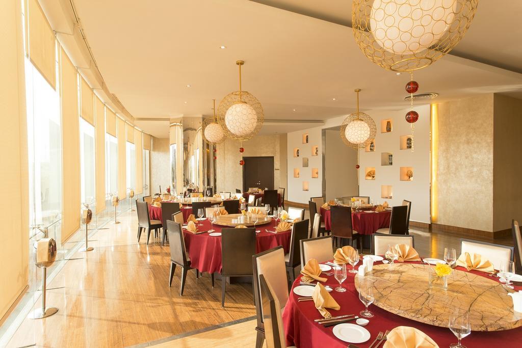 Lagos Continental Hotel Bagian luar foto The restaurant
