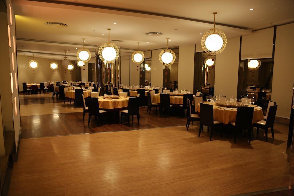 Lagos Continental Hotel Bagian luar foto The interior of the restaurant
