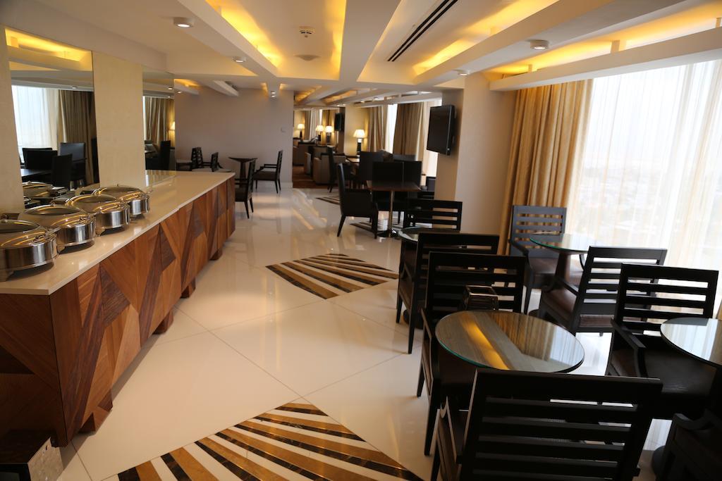 Lagos Continental Hotel Bagian luar foto The Royal Club Lounge at the Royal Plaza Hotel