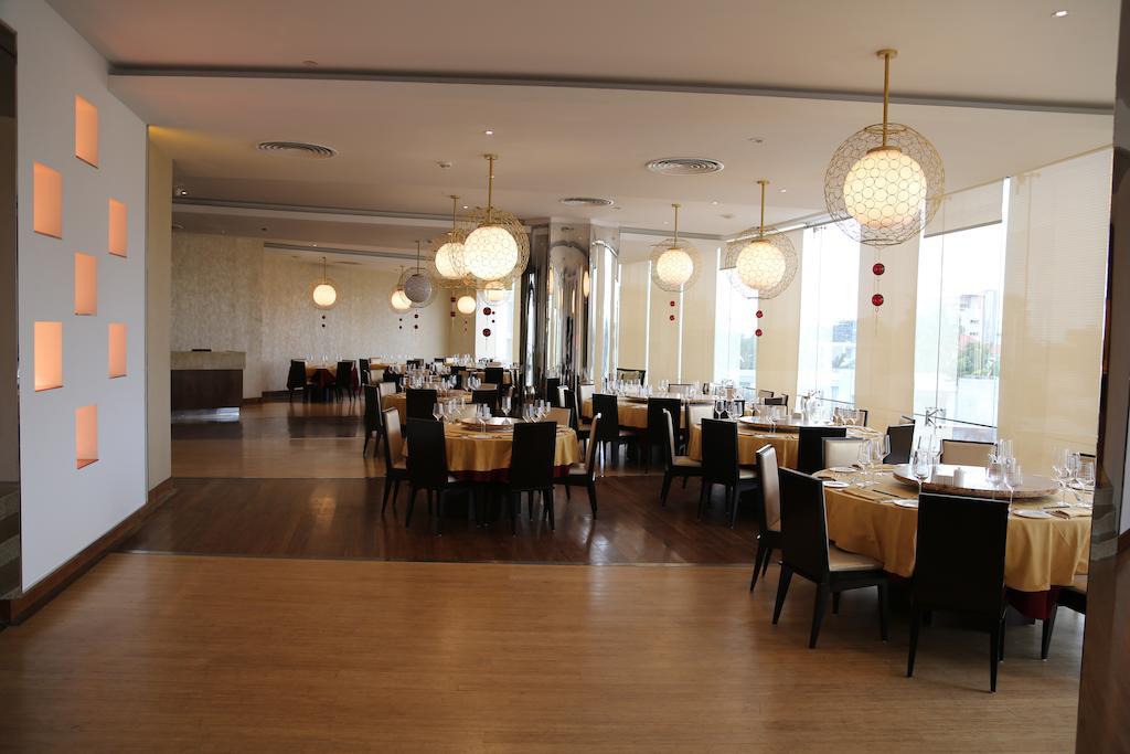 Lagos Continental Hotel Bagian luar foto The restaurant